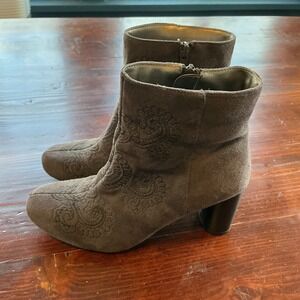 Relativity Emma Ankle Booties Heels Women 7M Taupe Suede Embroidered Side Zipper